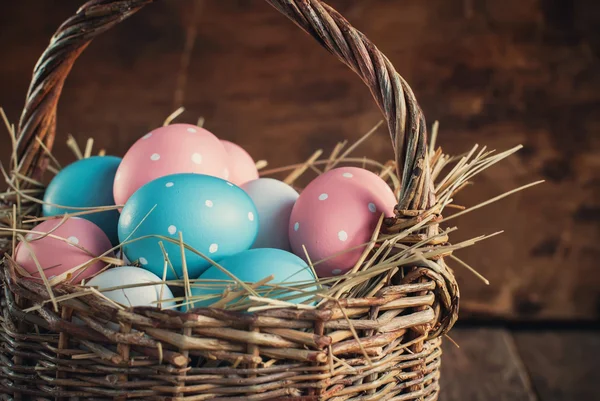 Uova colorate di Pasqua nel cestino, tonica — Foto Stock