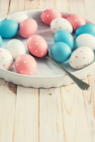 Uova di Pasqua su piatto bianco — Foto Stock