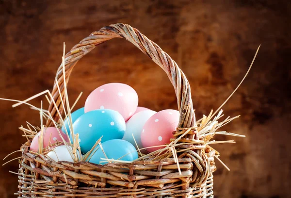 复活节彩蛋涂成粉红色，蓝色在篮子里 — 图库照片