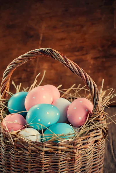 Uova di Pasqua dipinte con rosa, blu e piselli — Foto Stock