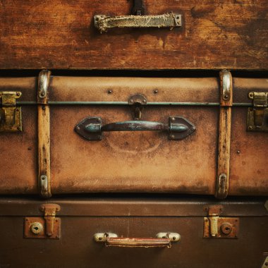 bir yığın kare eski vintage gövdeleri