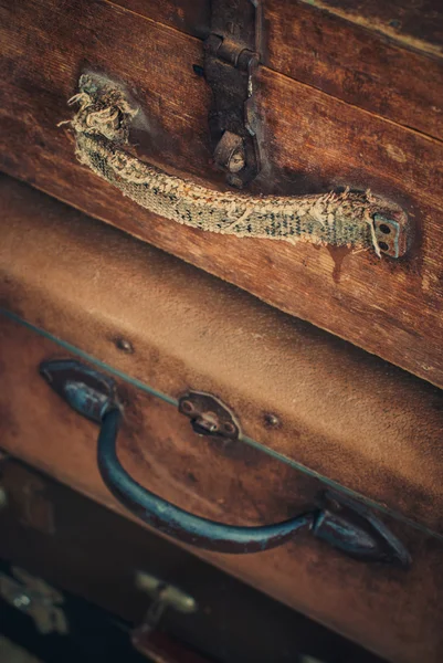Viejo vintagetrunks en una pila, entonada — Foto de Stock