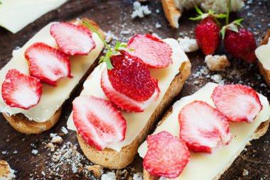 çilek ve peynirli sandviç