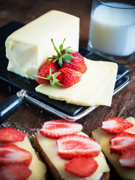 Kaas en aardbeien op de tabel — Stockfoto