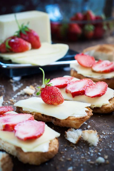 Fresh Strawberry on a Sandwiches  with Cheese — Stock Photo, Image