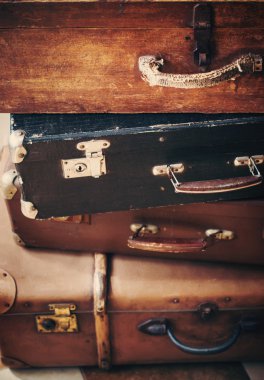 bir yığın halinde antika gövdeleri