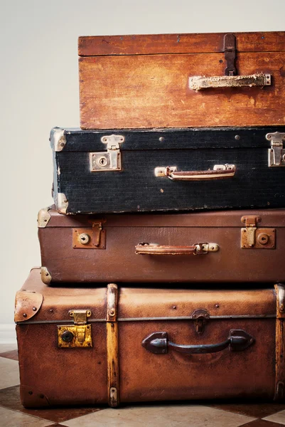 Valises antiques dans une pile — Photo