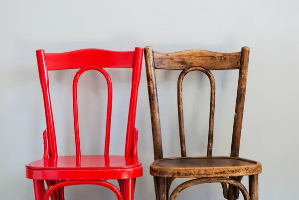 Stoelen op een grijs muur — Stockfoto