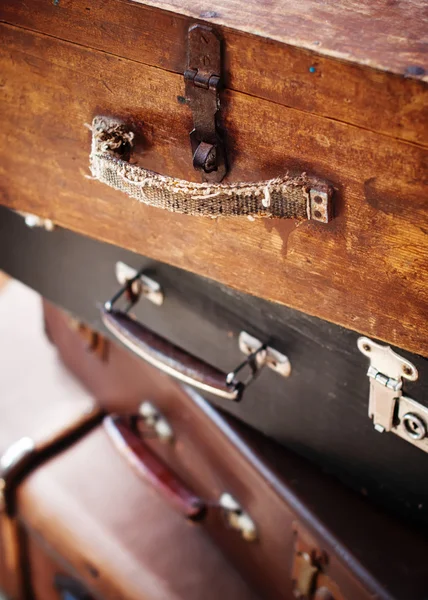スタック内のグランジ スーツケース — ストック写真