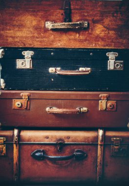 bir yığın halinde eski antika antika gövdeleri