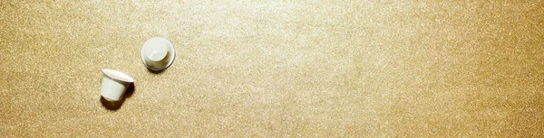 Капсулы Свежего Кофе Яркой Бумаге Золотого Цвета Минимализм Роскошный Стиль — стоковое фото