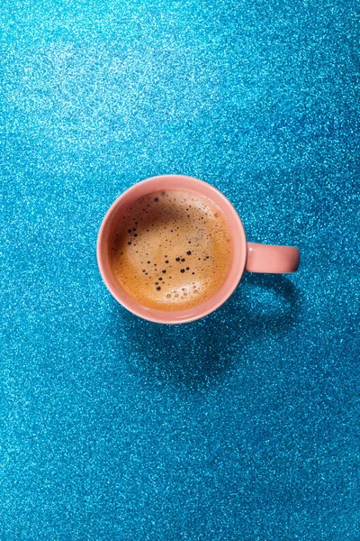 Una Taza Café Fresco Caliente Sobre Papel Color Azul Brillante — Foto de Stock