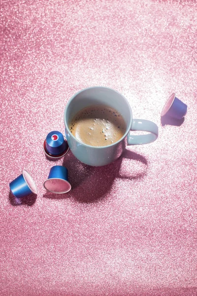 Одна Чашка Кофе Эспрессо Капсулы Розовой Блестящей Яркой Цветной Бумаги — стоковое фото