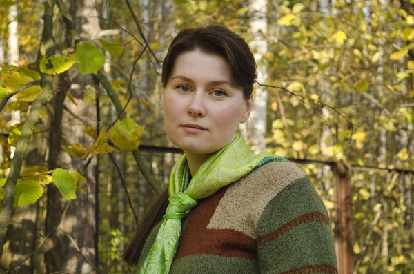 Retrato de uma jovem mulher na floresta de outono — Fotografia de Stock