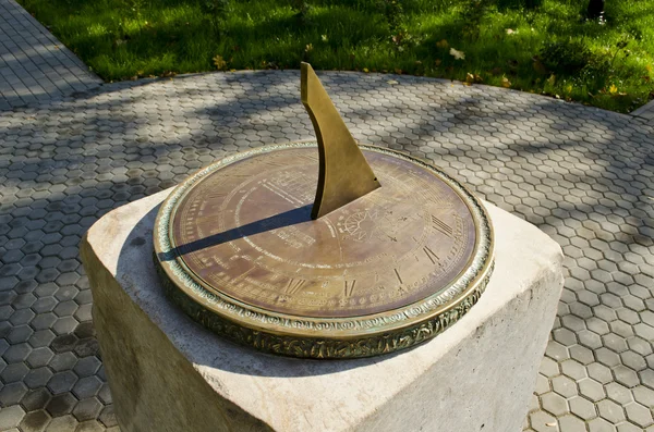 The sundial in the park — Stock Photo, Image