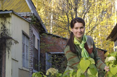 genç bir kadın için çiçek Bakımı.