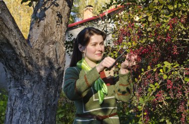 genç kadın, kızamık Bahçe toplar.