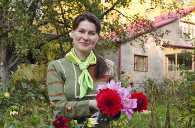 genç kadın dahlias sonbahar Bahçe keser.