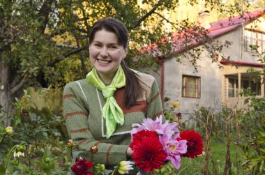 genç kadın dahlias sonbahar Bahçe keser.