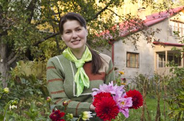 genç kadın dahlias sonbahar Bahçe keser.