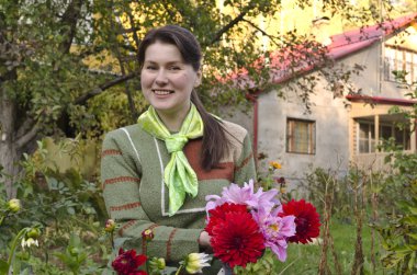 genç kadın dahlias sonbahar Bahçe keser.