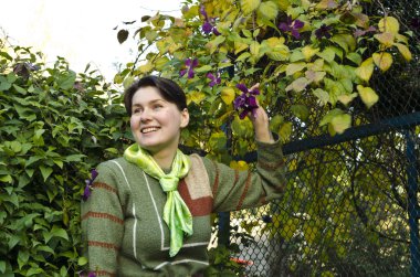 bir pergola duran genç kadın