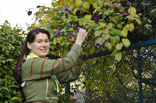 Jonge vrouw permanent in de buurt van een pergola — Stockfoto