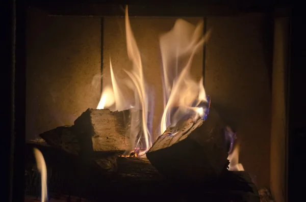 Ahşap evde soba yakma.