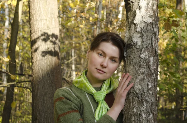 Ritratto di una giovane donna nella foresta autunnale — Foto Stock