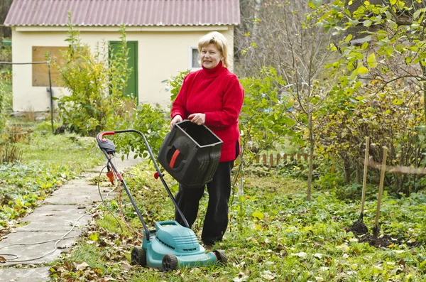 Vrouw maait gras grasmaaier — Stockfoto