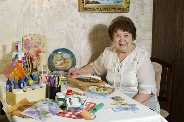 Feliz anciana - artista hace decoupage — Foto de Stock