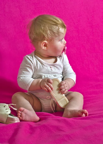 Bébé pieds nus enfant porte des chaussures — Photo