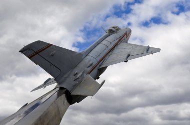 eski uçaklar mig-21 Anıtı şehir cadde üzerinde