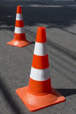 trafik sınır elemanları, kaldırımda duran