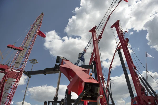 Gru da costruzione su macchine da costruzione mostra — Foto Stock