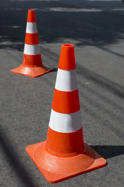trafik sınır elemanları, kaldırımda duran
