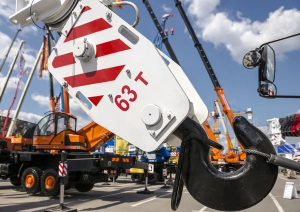 gökyüzü arka plan üzerinde beyaz vinç kancası