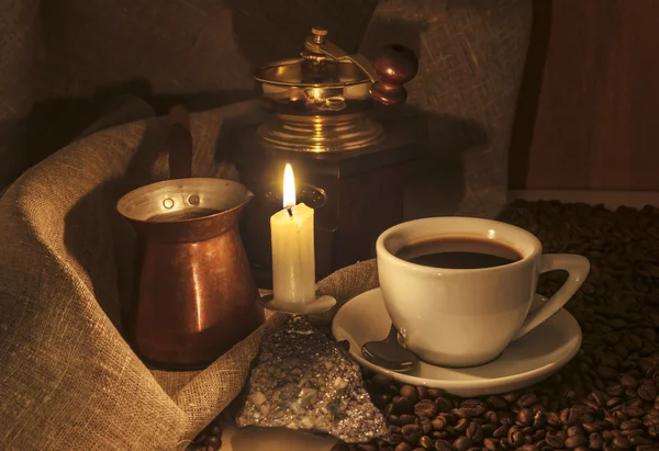Kawa w filiżance marmurowy stół, ręka młyn i cezve — Zdjęcie stockowe
