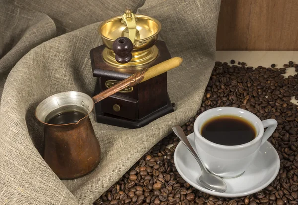 Café dans une tasse sur une table en marbre, moulin à main et Cezve — Photo