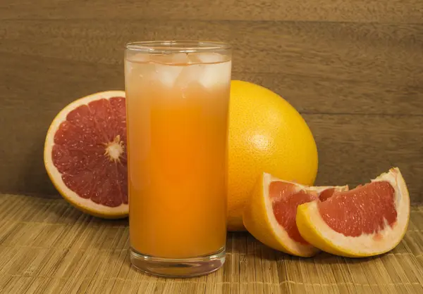 Ein Glas Grapefruitsaft mit Eis — Stockfoto