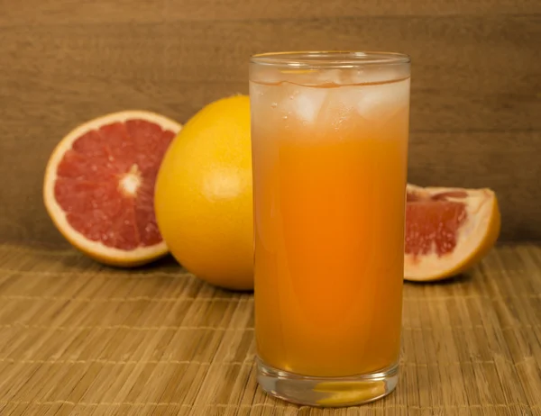 Ein Glas Grapefruitsaft mit Eis — Stockfoto