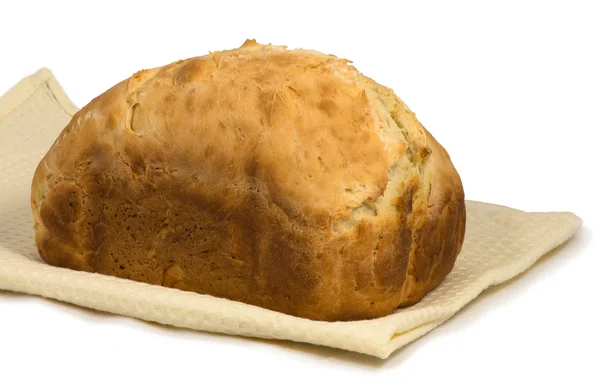 Färskt hembakat vete bröd på en servett — Stockfoto
