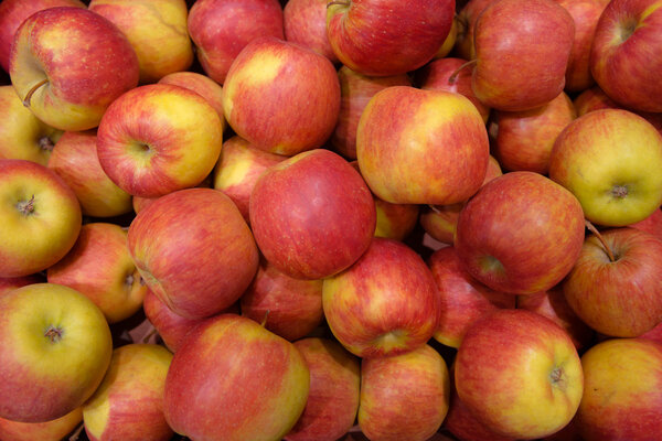 Красные и желтые яблоки осенью
