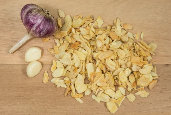 Dried and fresh garlic on the table — Stock Photo, Image