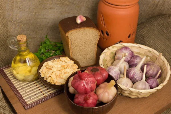 Чеснок для приготовления пищи - сушеный, сырой, наполненный маслом и маринованным — стоковое фото