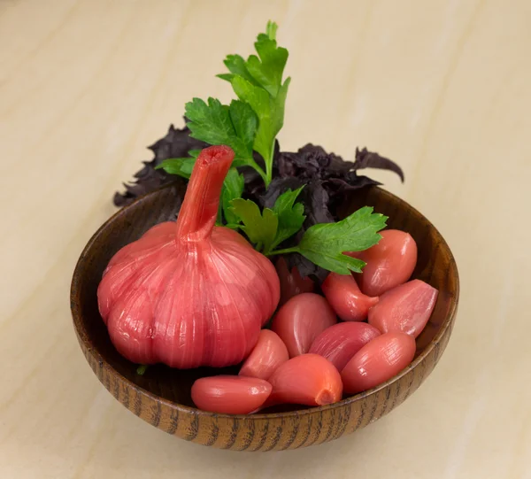 Pickled garlic in a wooden bowl — Stock Photo, Image