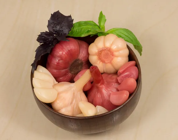 ahşap kase turşusu sarımsak