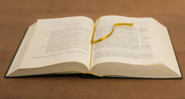 Het open boek - evangelie op een houten tafel — Stockfoto