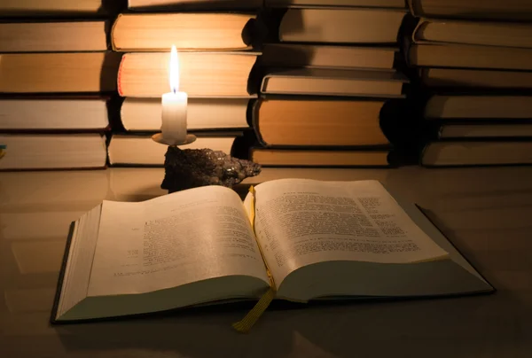 Evangelio Nuevo Testamento, velas y otros libros —  Fotos de Stock