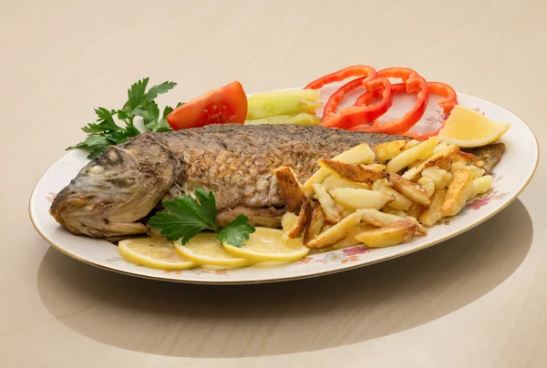 Carpa frita con patatas y verduras — Foto de Stock